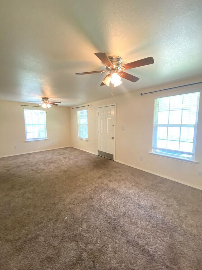 Foto del edificio - Studio Garage Apt in NW OKC YOUNGS ENGLEWO...