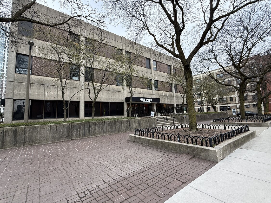 Building Photo - 839 W Sheridan Rd