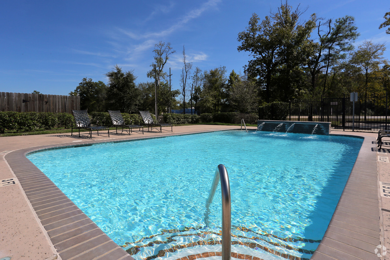 Espectacular piscina con terraza y cascada - Woodside Manor