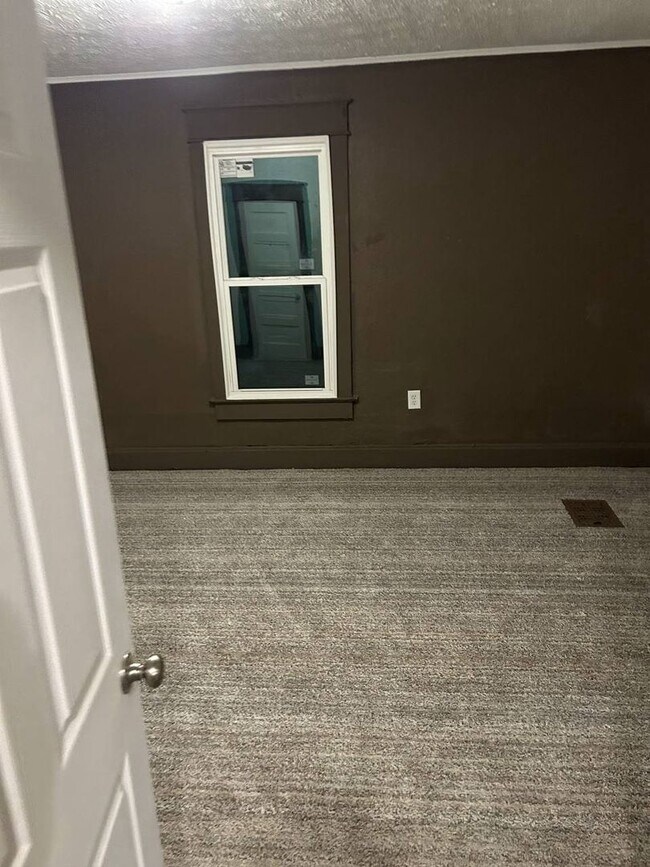 Foto del edificio - Spacious & Affordable 3-Bedroom Home - New Carpet and New Kitchen