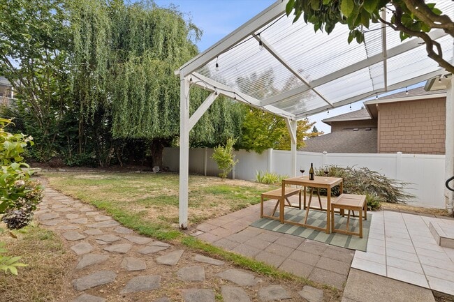 Building Photo - 7227 SE Hawthorne Blvd