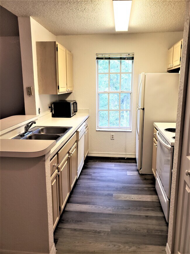 Foto del edificio - 4220 Summer Landing Dr
