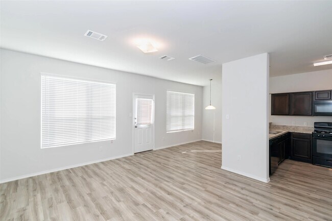 Foto del edificio - 3210 Honeysuckle Dr