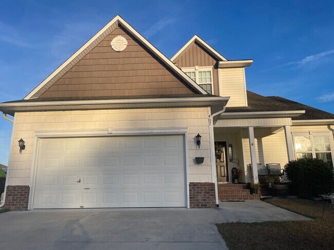 Building Photo - 3 Bedroom 2.5 Bathroom home located in Rogers Farm in Hubert!