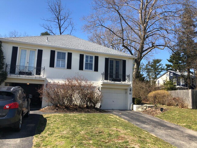 2 car separate garages with driveway parking - 25 Hansen Ct