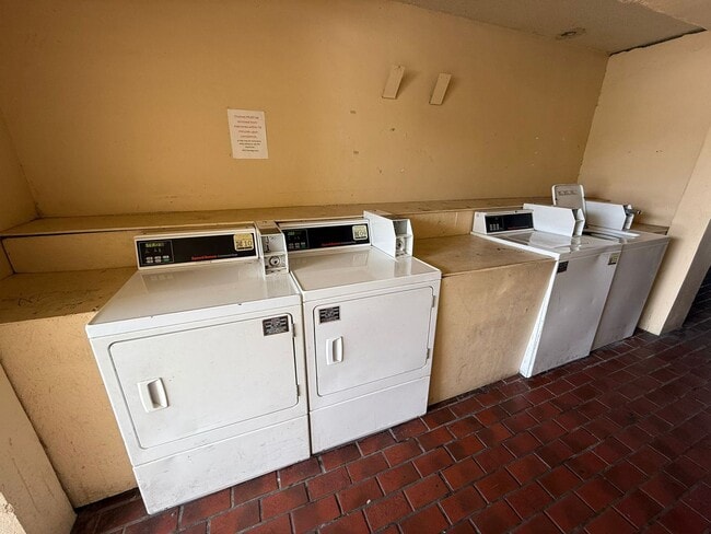 Foto del edificio - Best Deal in the Area! Newly renovated stu...