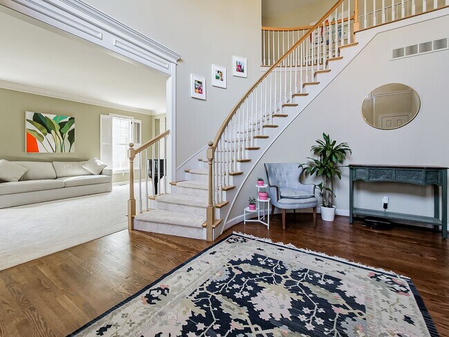 Foto del edificio - Welcome to this stunning 5 bedroom, 5 bath...