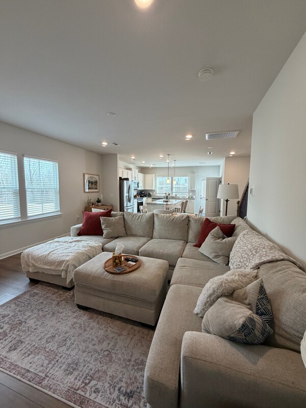 Foto del edificio - 811 Falls Grove Trl