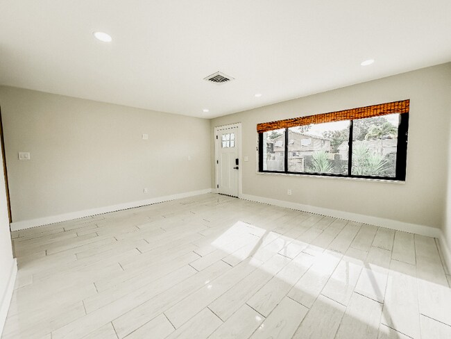 Foto del edificio - 1847 Shore Acres Blvd NE