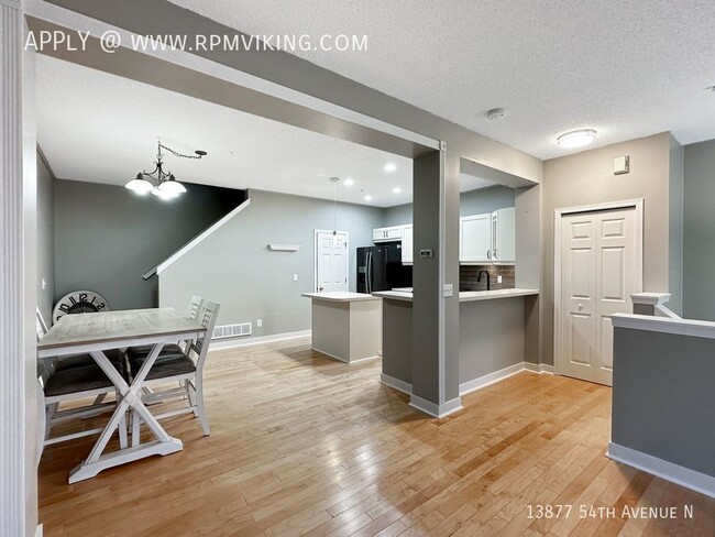Building Photo - 2br 1.5ba Townhouse ~ Security Deposit Fre...