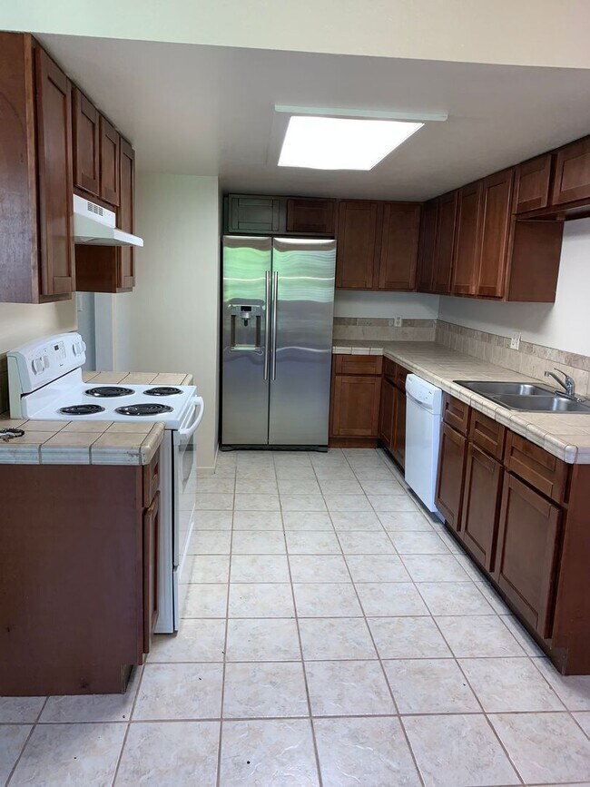 Building Photo - 3701 Colonial Dr