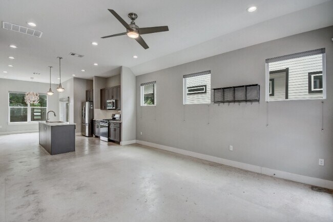 Building Photo - 1133 Brookswood Ave