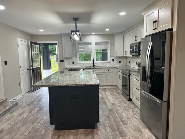 Foto del edificio - 5/3 Home Available Now!