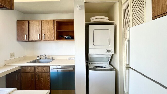 Foto del edificio - AVAILABLE NOW - SPACIOUS 2BD/1BA WITH 1 COVERED SECURED PARKING!