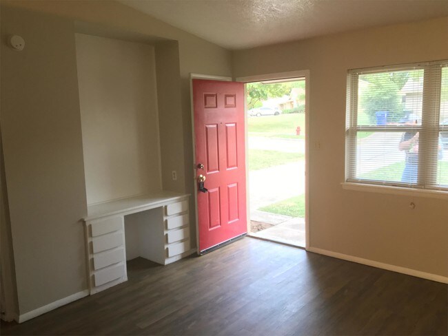 Building Photo - 925 Drake Dr