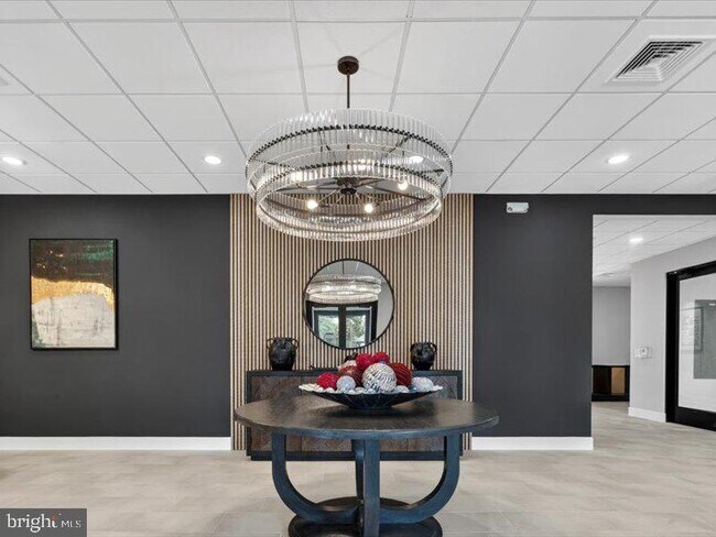 Building Photo - 624 Main St