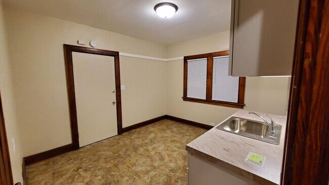 Foto del edificio - Remodeled Spacious Two Bedroom Lower Duplex!