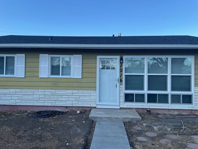 Foto del edificio - NEWLY REMODELED 3 BEDROOM RANCHER IN STRAT...