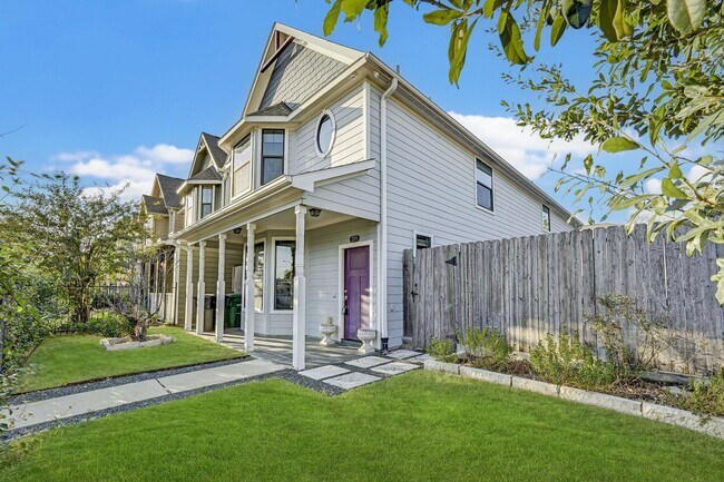 Foto del edificio - Charming 3-Bedroom Home with Modern Amenit...