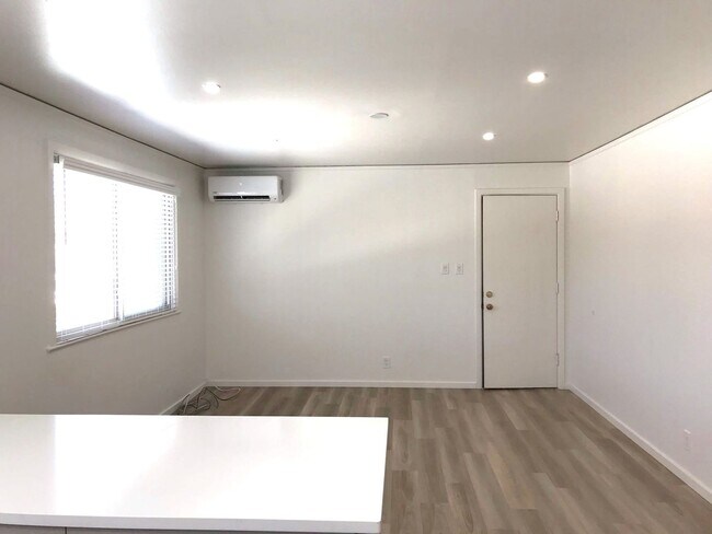 Foto del edificio - Renovated 1 bedroom. Great Los Alamos location, No Carpet!