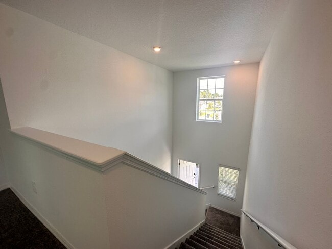 Building Photo - Spacious 5BR House in Lakeland