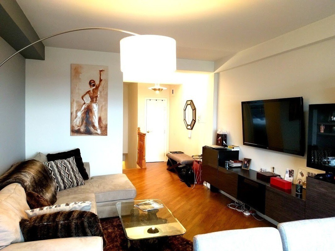 Sala de estar - 99-32 66th Rd