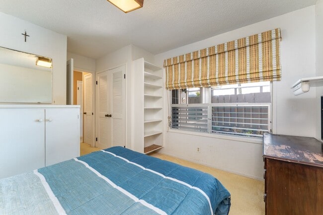 Building Photo - Lakeside, fully furnished, two bedroom, one bath townhome with enclosed garage.