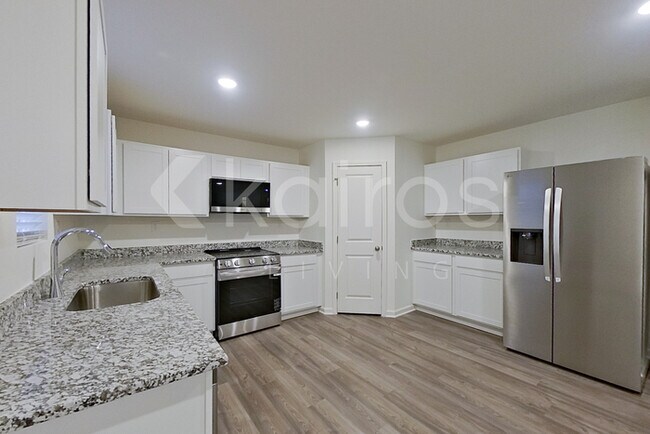 Building Photo - 12 Marbury Dr