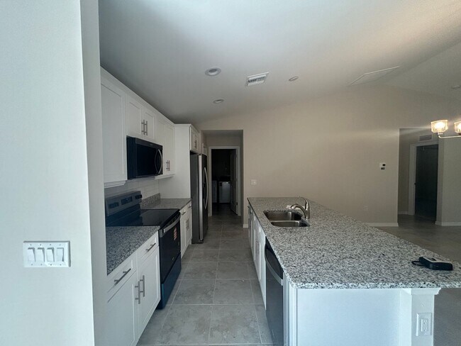 Building Photo - Brand new  4/2  never lived in