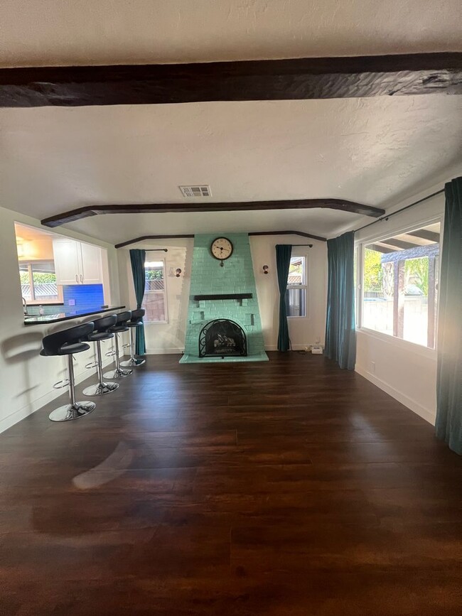 Building Photo - Amazing Updated, Remodeled 3 Bedroom, 2 Ba...