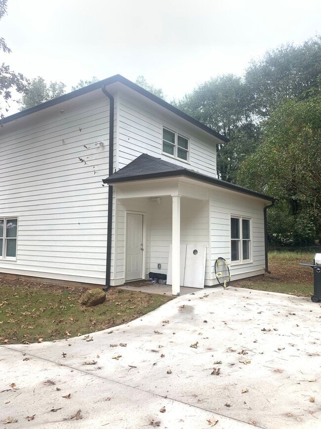 Building Photo - 3 Bedroom Near Downtown Available for Pre-...