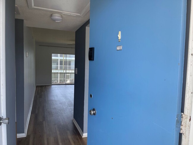 Building Photo - Spacious Riverview 1B/1B Condo