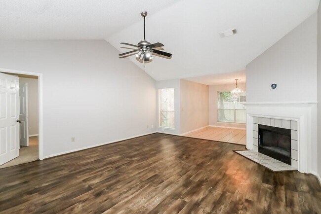 Building Photo - 1602 Clear Valley Dr