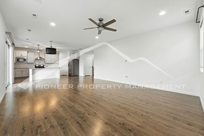 Building Photo - Spacious Home with Washer/Dryer and Centra...