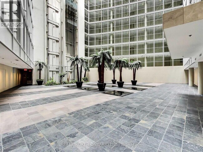 Photo du bâtiment - 650 Queens Quay W