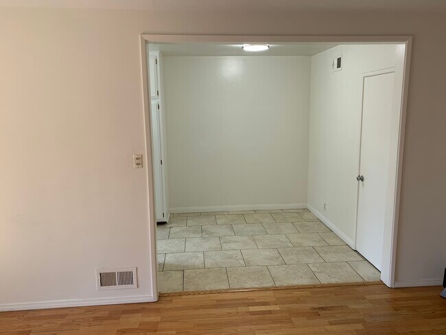 dining area - 1415 E Appleton St