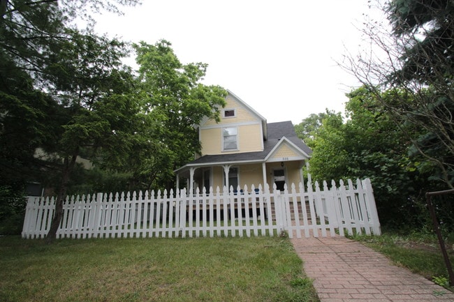 Building Photo - 556 Lafayette Ave SE