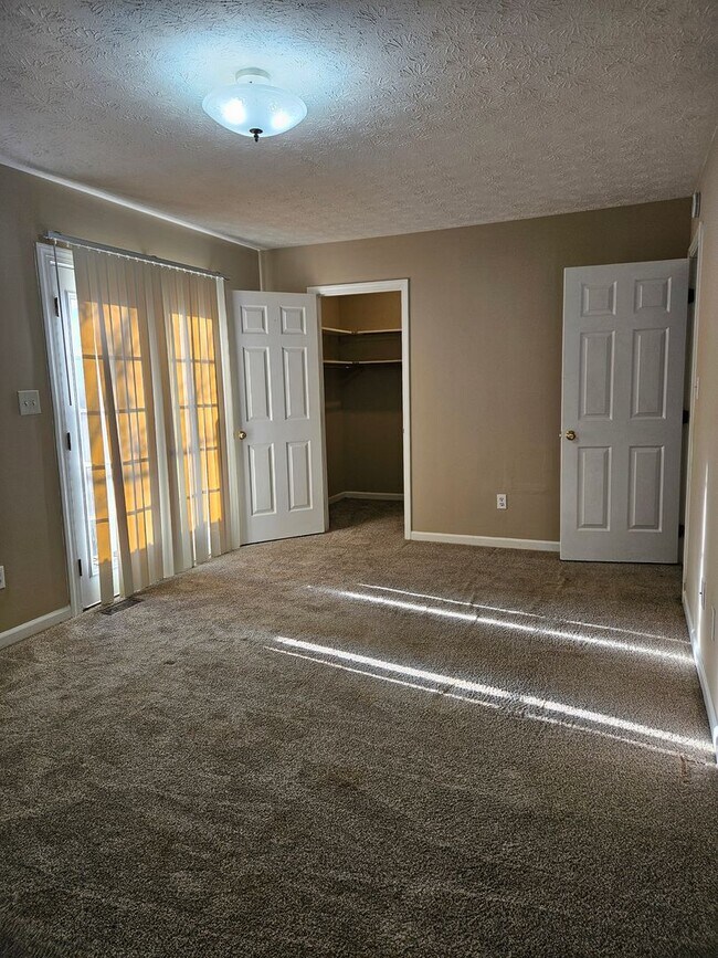 Foto del edificio - Scoop this 2 bedroom duplex up before someone else does!