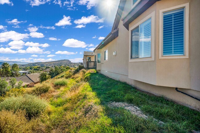 Building Photo - 5 bedroom with VIEWS!!!