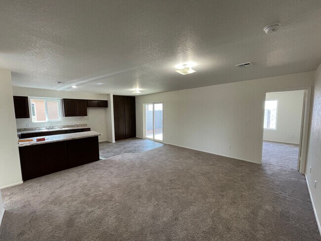 Foto del edificio - NEARLY NEW Home in the Desired Desert Sand...