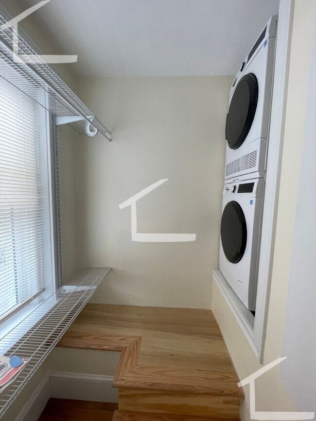 Foto del edificio - No Brokers Fee, Coolidge Corner Area of Brookline. Recently Renovated Unit. Central heat/AC, In-U...