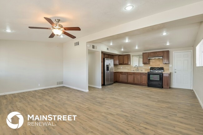 Building Photo - 3126 S Naco Vista