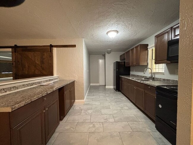 Building Photo - 4750 Miramar Rd