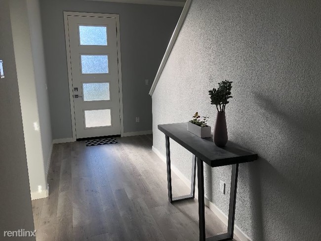 Building Photo - 4 br, 3.5 bath Townhome - 3756 E Commerce Way