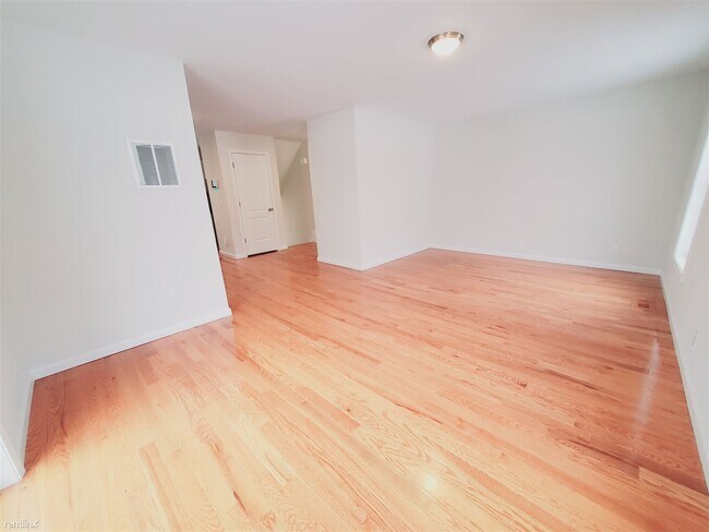 Building Photo - 3 br, 2.5 bath Townhome - 840 Seaview Ave