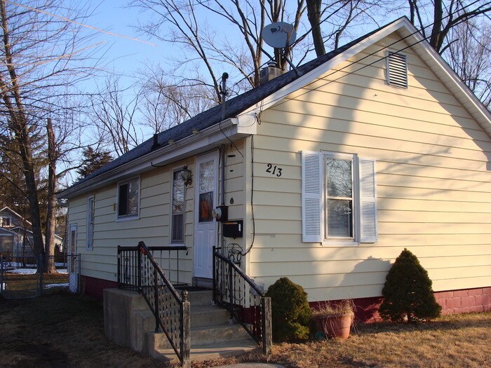 Updated 2 Bedroom, Large Yard! House for Rent in Kentwood, MI
