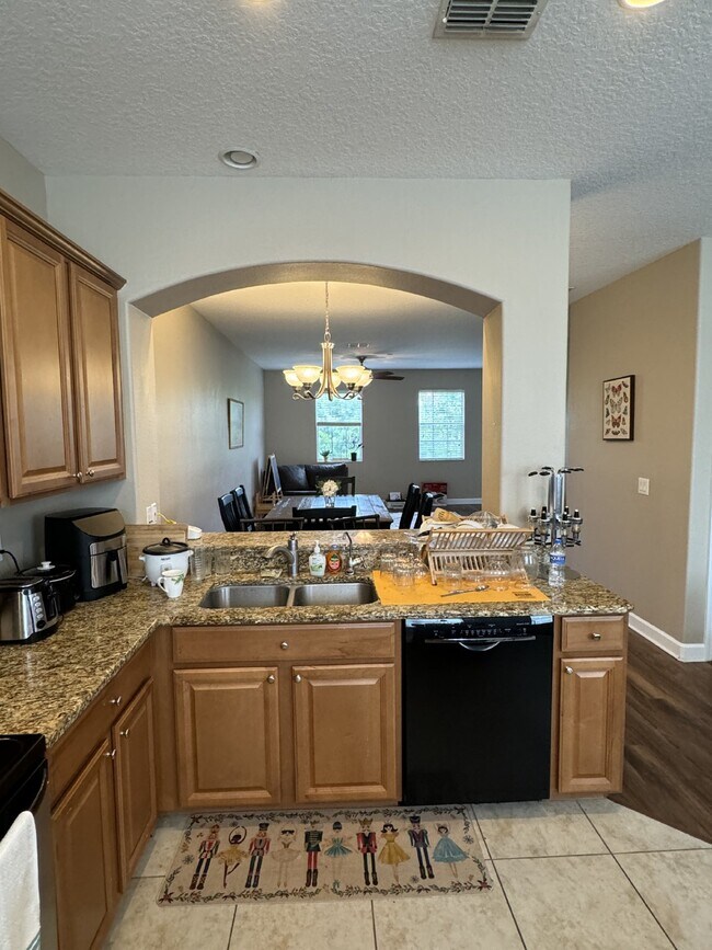 Foto del edificio - Spacious 4-Bedroom Townhouse in Tampa with...