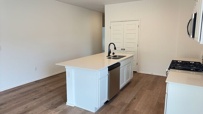 Foto del edificio - Brand New 4 Bedroom 2 Bath Home in Mustang Schools