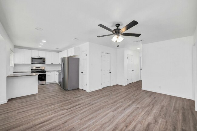 Foto del edificio - 6506 King George Dr