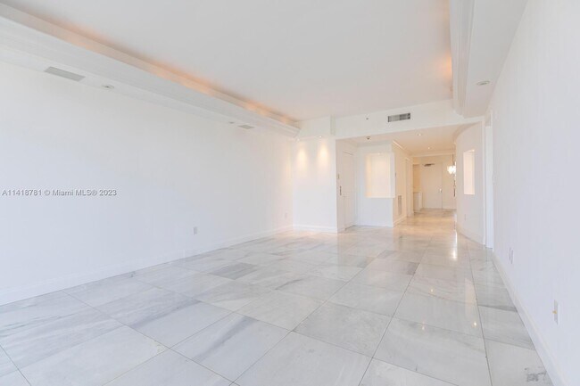 Foto del edificio - 711 Crandon Blvd